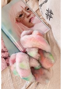emu - Kapcie Emu Mayberry Tie Dye Fairly Floss 119137, Róż, Futro naturalne. Kolor: różowy. Materiał: skóra. Wzór: paski. Styl: elegancki #2