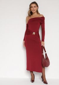 Born2be - Bordowa Sukienka z Wiskozą Wywiniętym Dekoltem Marszczeniem i Metaliczną Ozdobą Reillea. Okazja: na co dzień. Kolor: czerwony. Materiał: wiskoza. Wzór: aplikacja. Styl: klasyczny, casual, elegancki #6