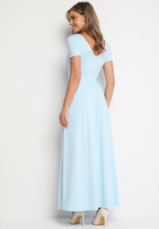Born2be - Niebieska Rozkloszowana Sukienka Maxi z Głębokim Dekoltem z Rozcięciem Wyla. Kolor: niebieski. Długość rękawa: krótki rękaw. Sezon: wiosna, lato. Długość: maxi