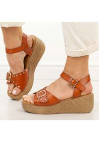 Brązowe sandały damskie na koturnie Sergio Leone Sk067H. Okazja: na co dzień. Zapięcie: sprzączka. Kolor: brązowy. Materiał: skóra. Sezon: wiosna, lato. Obcas: na koturnie. Styl: casual, klasyczny, elegancki #1