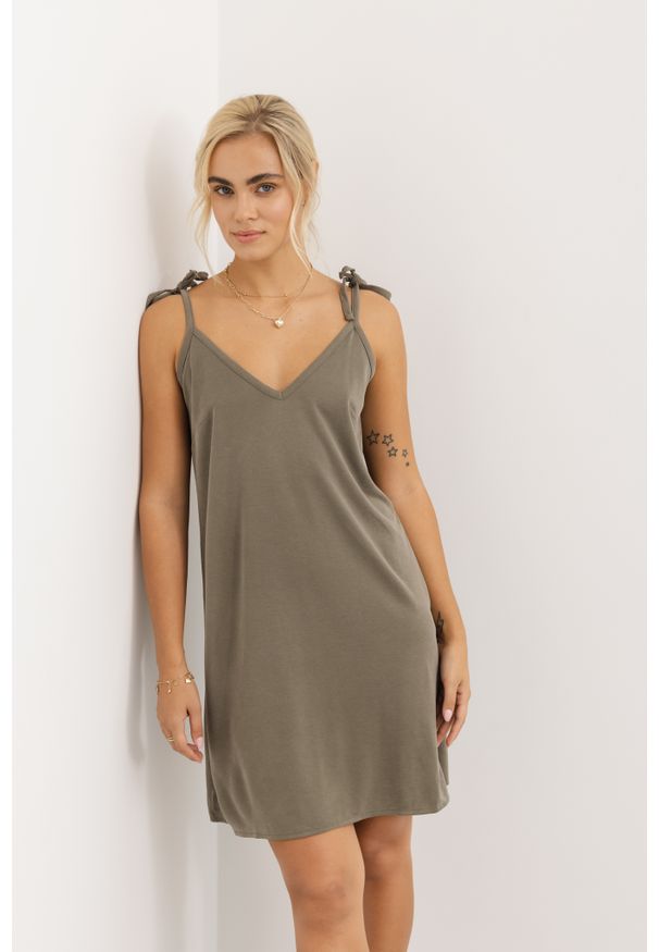 SUKIENKA KELLY KHAKI S - Flawless. Okazja: na spotkanie biznesowe, do pracy. Kolor: brązowy. Materiał: len, materiał, tkanina. Długość rękawa: na ramiączkach. Sezon: lato. Typ sukienki: proste, koszulowe, sportowe. Styl: sportowy, wakacyjny, biznesowy. Długość: mini