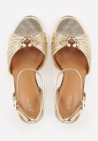 Renee - Złote Sandały VICES na Szpilce Zdobione Marszczeniem i Aplikacją Synalirea. Zapięcie: pasek. Kolor: złoty. Wzór: aplikacja. Obcas: na szpilce. Styl: klasyczny, elegancki #9