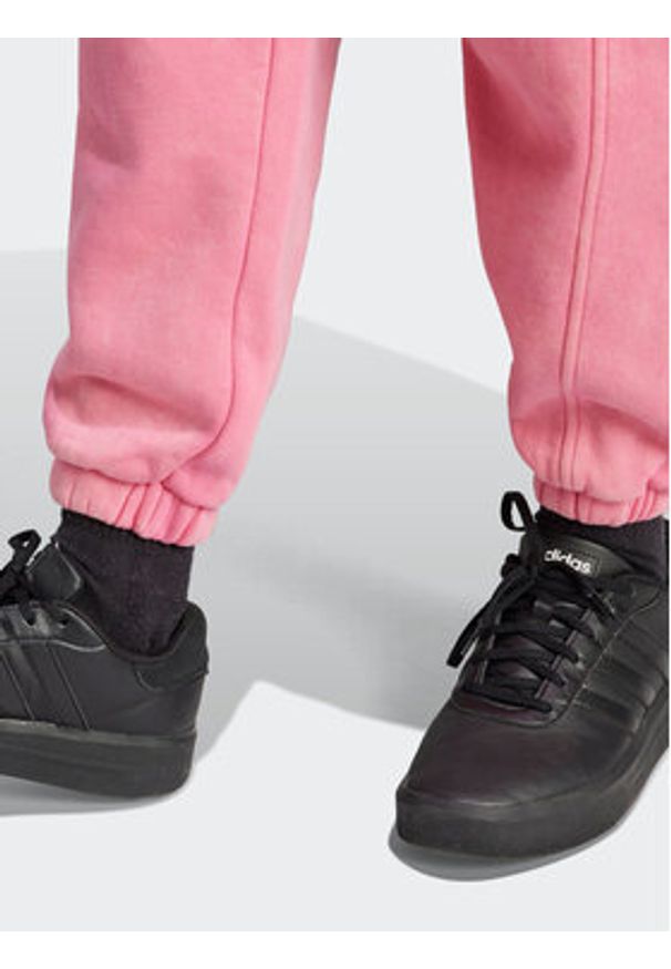 Adidas - adidas Spodnie dresowe ALL SZN Fleece Washed IK4257 Różowy Loose Fit. Kolor: różowy. Materiał: bawełna