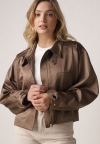 Born2be - Brązowa Kurtka Typu Bomberka z Kołnierzykiem i Regulacją przy Mankietach Tellavan. Okazja: na co dzień. Kolor: brązowy. Materiał: poliester, jeans. Styl: casual #4