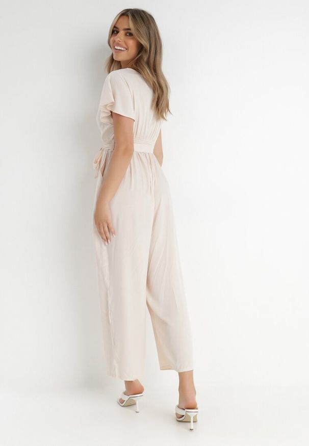 Born2be - Jasnobeżowy Kombinezon z Wiskozy Cephinous. Okazja: na co dzień. Kolor: beżowy. Materiał: wiskoza. Długość rękawa: krótki rękaw. Długość: krótkie. Wzór: jednolity. Sezon: lato. Styl: casual