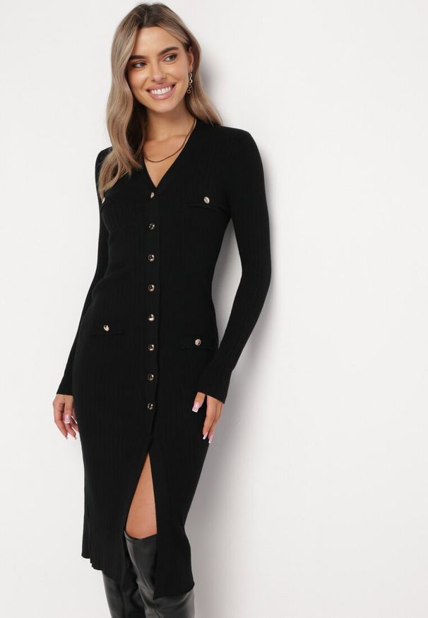 Born2be - Czarna Sukienka Sweterkowa na Guziki Gricrana. Kolor: czarny. Typ sukienki: dopasowane. Długość: midi
