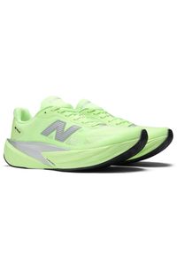 Buty damskie New Balance FuelCell Rebel v5 WFCXLZ5 – zielone. Kolor: zielony. Materiał: guma, materiał, syntetyk. Szerokość cholewki: normalna. Wzór: geometria. Sport: bieganie, fitness #5