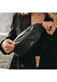 Saszetka nerka SHE 702/s czarna. Kolor: czarny. Materiał: skórzane. Styl: elegancki, casual