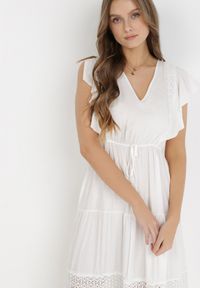 Born2be - Biała Sukienka Cileis. Typ kołnierza: kołnierz z falbankami. Kolor: biały. Materiał: wiskoza, koronka. Długość rękawa: krótki rękaw. Wzór: geometria. Długość: maxi #2