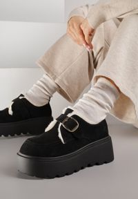 Renee - Czarne Śniegowce na Platformie z Paskiem ze Sprzączką i Futrem Unweda. Nosek buta: okrągły. Zapięcie: pasek. Kolor: czarny. Materiał: futro. Sezon: zima. Obcas: na platformie. Wysokość obcasa: średni #1