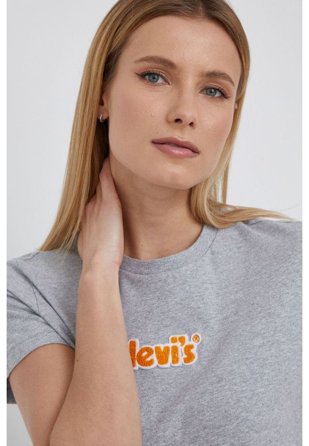Levi's® - Levi's T-shirt bawełniany kolor szary. Okazja: na spotkanie biznesowe, na co dzień. Kolor: szary. Materiał: bawełna. Wzór: aplikacja. Styl: biznesowy, casual