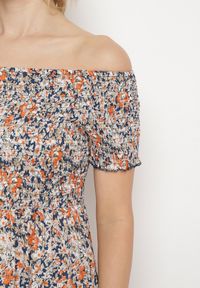 Born2be - Granatowo-Pomarańczowa Sukienka Hiszpanka Długa z Bawełny w Kwiatowy Print Mrosa. Typ kołnierza: dekolt hiszpanka. Kolor: niebieski. Materiał: bawełna. Wzór: nadruk, kwiaty. Sezon: wiosna, lato. Typ sukienki: z odkrytymi ramionami. Styl: boho, elegancki. Długość: maxi #5