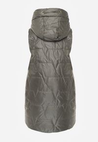 Renee - Zielona Długa Kamizelka Pikowana z Nieodpinanym Kapturem Ozdobiona Naszywką Kasseda. Okazja: na co dzień. Kolor: zielony. Materiał: poliester, jeans. Długość: długie. Wzór: aplikacja. Styl: casual #5