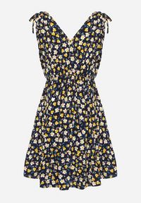 Born2be - Granatowa Rozkloszowana Bawełniana Sukienka w Kwiaty z Gumką w Pasie Evieles. Okazja: na co dzień, na spacer. Typ kołnierza: dekolt w kształcie V. Kolor: niebieski. Materiał: bawełna. Wzór: kwiaty. Sezon: wiosna, lato. Styl: klasyczny, casual #6