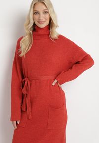 Born2be - Czerwona Dzianinowa Sukienka z Szerokim Golfem i Materiałowym Paskiem Siriace. Typ kołnierza: golf. Kolor: czerwony. Materiał: dzianina, materiał. Sezon: zima