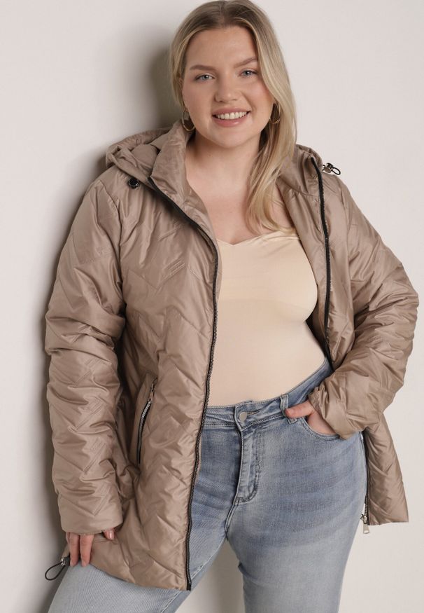 Born2be - Ciemnobeżowa Przejściowa Pikowana Kurtka z Odpinanym Kapturem Nevistta. Okazja: na co dzień, do pracy, na spacer. Kolekcja: plus size. Kolor: beżowy. Materiał: jeans, poliester. Styl: casual, elegancki
