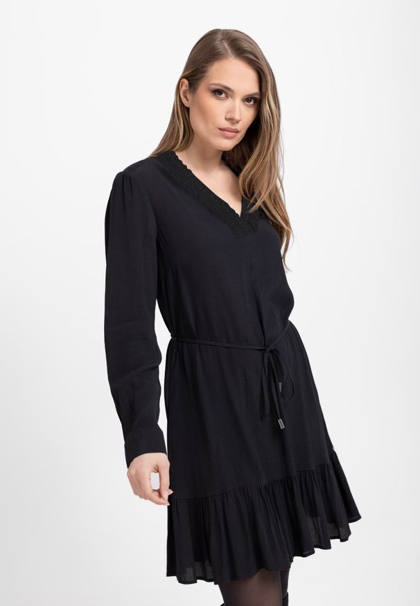 Volcano - Czarna sukienka G-PEYA. Okazja: na co dzień. Typ kołnierza: dekolt w serek. Kolekcja: plus size. Kolor: czarny. Materiał: wiskoza, materiał. Wzór: gładki. Typ sukienki: proste, dla puszystych. Styl: casual