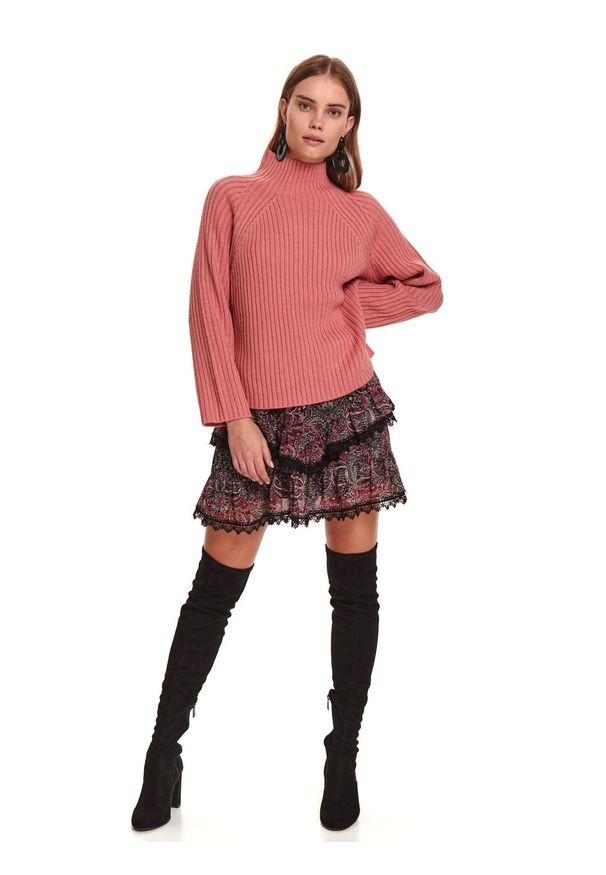 TOP SECRET - Pudełkowy damski sweter z golfem. Typ kołnierza: golf. Kolor: różowy. Materiał: materiał, prążkowany. Długość: długie. Sezon: zima
