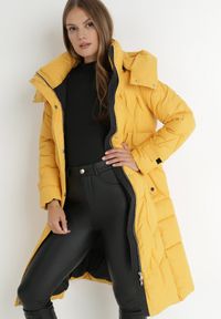 Born2be - Żółta Kurtka z Paskiem i Saszetką Pikowana Długa Phinare. Kolor: żółty. Materiał: materiał. Długość: długie. Wzór: aplikacja #2