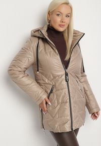 Born2be - Beżowa Pikowana Kurtka Ozdobiona Pikowaniem z Odpinanym Kapturem Falerosa. Okazja: na spacer, na co dzień. Kolekcja: plus size. Kolor: beżowy. Materiał: jeans. Wzór: aplikacja. Styl: casual #1