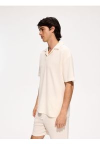 Reserved - Strukturalne polo comfort fit - złamana biel. Materiał: bawełna, dzianina #1