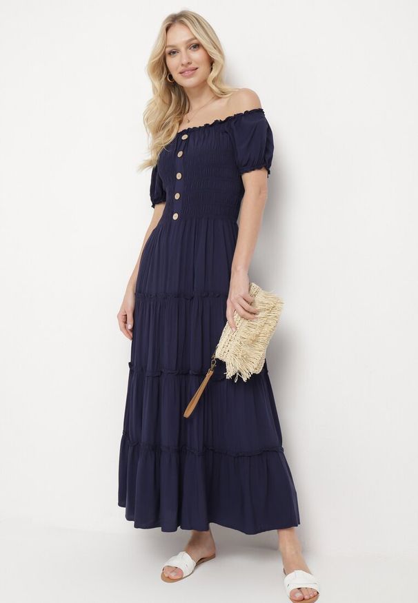 Born2be - Granatowa Sukienka z Wiskozy o Kroju Hiszpanki Ciririla. Okazja: na co dzień. Typ kołnierza: kołnierz z falbankami, dekolt hiszpanka. Kolor: niebieski. Typ sukienki: rozkloszowane. Materiał: wiskoza, materiał. Długość rękawa: krótki rękaw. Sezon: lato. Styl: casual, elegancki. Długość: midi
