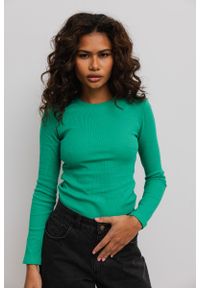Marsala - Dopasowany top z prążkowanej dzianiny w kolorze SPRING GREEN - MOODY-XS. Materiał: dzianina, prążkowany. Długość rękawa: długi rękaw. Długość: długie