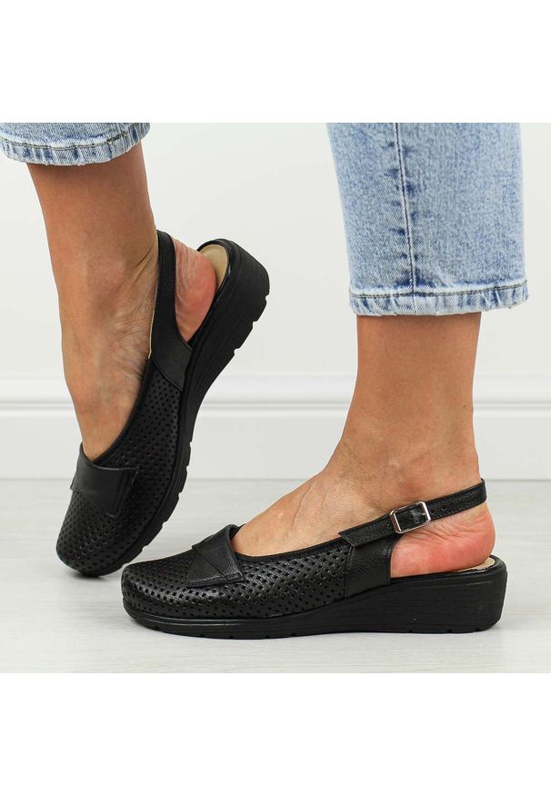 Czarne skórzane ażurowe Polskie sandały damskie Gregors 952. Okazja: na co dzień. Nosek buta: okrągły. Zapięcie: pasek. Kolor: czarny. Wzór: ażurowy. Materiał: skóra. Sezon: wiosna, lato. Obcas: na koturnie. Styl: elegancki, klasyczny, casual