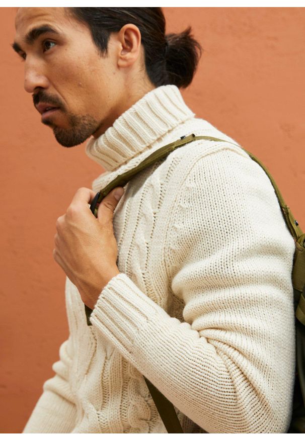 bonprix - Sweter z golfem, w warkocze. Typ kołnierza: golf. Kolor: beżowy