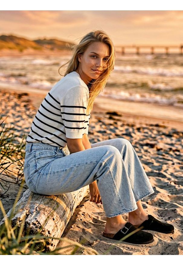 Sinsay - Sweter z krótkim rękawem w paski - biały. Kolor: biały. Długość rękawa: krótki rękaw. Długość: krótkie. Wzór: paski