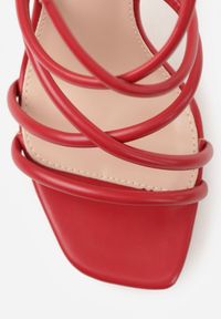 Born2be - Czerwone Sandały na Geometrycznej Szpilce z Kwadratowym Noskiem Myssesis. Okazja: na co dzień. Zapięcie: sprzączka. Kolor: czerwony. Wzór: geometria. Sezon: lato. Styl: wizytowy, casual, elegancki #8