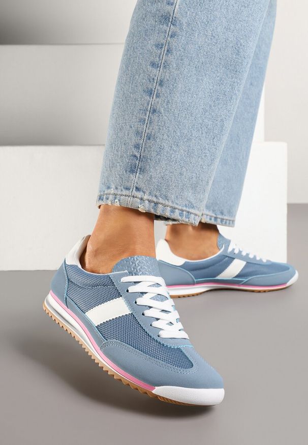 Renee - Niebieskie Sneakersy Ozdobione Paskiem Cleova. Okazja: na co dzień. Zapięcie: pasek. Kolor: niebieski. Materiał: jeans. Wzór: aplikacja
