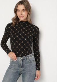 Born2be - Czarna Bawełniana Bluzka z Półgolfem Typu Longsleeve z Geometrycznym Wzorem Tilianna. Okazja: na imprezę, na spotkanie biznesowe, do pracy, na co dzień. Kolor: czarny. Materiał: bawełna. Długość rękawa: długi rękaw. Wzór: geometria. Styl: klasyczny, biznesowy, casual, elegancki