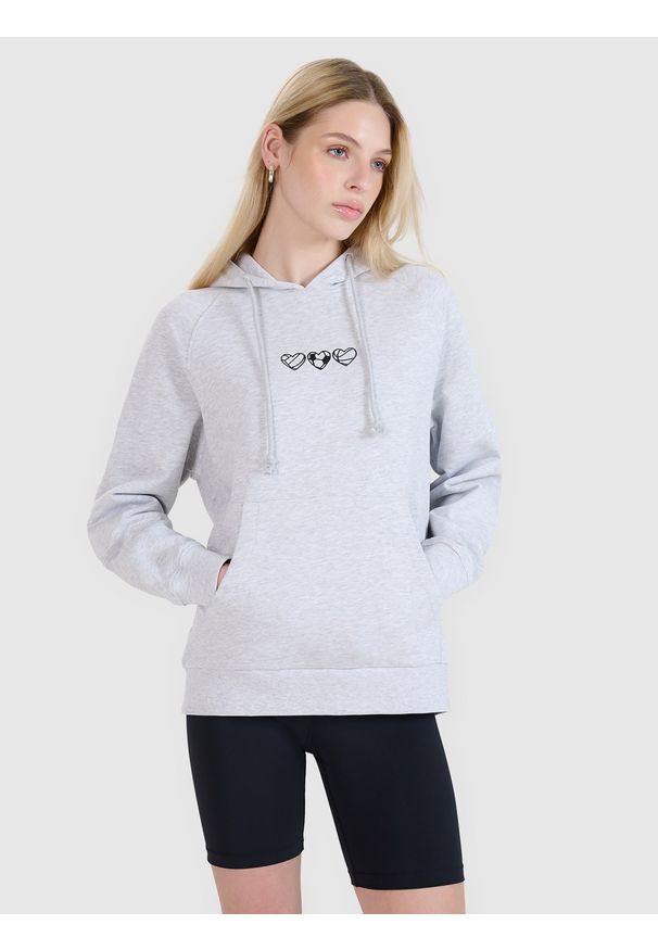 4f - 4F Bluza dresowa nierozpinana z kapturem damska - szara XS. Okazja: na co dzień. Typ kołnierza: kaptur. Kolor: szary. Materiał: dresówka. Długość rękawa: raglanowy rękaw. Wzór: gładki, ze splotem, haft. Styl: sportowy, casual