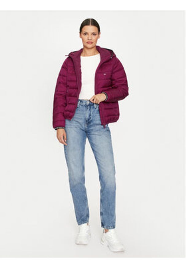 Tommy Jeans Kurtka zimowa Tape DW0DW18308 Czerwony Regular Fit. Kolor: czerwony. Materiał: syntetyk. Sezon: zima