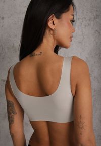 Renee - Szary Sportowy Biustonosz z Usztywnieniem Ozdobiony Siateczkową Wstawką Edalissa. Kolor: szary. Rodzaj stanika: wyciągane miseczki. Wzór: aplikacja #7