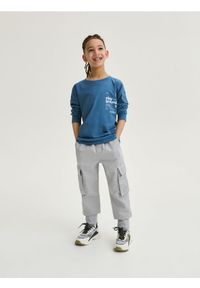 Reserved - Longsleeve oversize z nadrukiem - granatowy. Kolor: niebieski. Materiał: dzianina, bawełna. Długość rękawa: długi rękaw. Wzór: nadruk