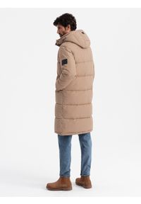 Ombre Clothing - Pikowana długa kurtka męska z odpinanym kapturem – beżowa V2. Typ kołnierza: kaptur. Kolor: beżowy. Materiał: guma, puch, tkanina, poliester, materiał, syntetyk. Długość: długie. Wzór: gładki, aplikacja, ze splotem #4