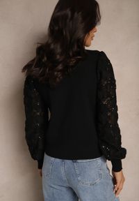 Renee - Czarny Sweter z Wiskozą z Ozdobnymi Rękawami z Koronki z Cekinami Tilitana. Okazja: na co dzień. Kolor: czarny. Materiał: koronka, wiskoza. Wzór: koronka. Styl: elegancki, casual