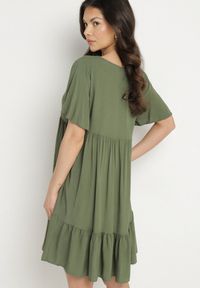 Born2be - Ciemnozielona Sukienka z Bawełny o Rozkloszowanym Kroju z Wiązaniem przy Dekolcie Mepilea. Okazja: na co dzień. Kolor: zielony. Materiał: bawełna. Długość rękawa: krótki rękaw. Sezon: wiosna, lato. Typ sukienki: rozkloszowane. Styl: elegancki, casual, klasyczny #2