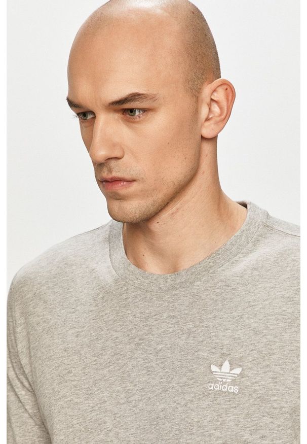 adidas Originals - T-shirt. Okazja: na co dzień. Kolor: szary. Materiał: dzianina. Wzór: gładki, aplikacja. Styl: casual
