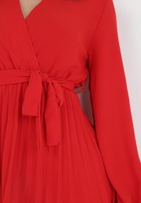 Born2be - Czerwona Sukienka Ollyre. Okazja: na co dzień. Kolor: czerwony. Styl: casual, klasyczny. Długość: mini #4