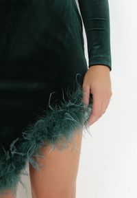 Born2be - Ciemnozielona Sukienka Asymetryczna z Piórami Fizie. Kolor: zielony. Długość rękawa: długi rękaw. Wzór: aplikacja. Typ sukienki: asymetryczne #2