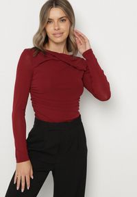 Born2be - Bordowa Marszczona Bluzka z Długim Rękawem i Detalem przy Dekolcie Estellana. Okazja: na co dzień. Kolor: czerwony. Materiał: jeans, skóra. Długość rękawa: długi rękaw. Długość: długie. Styl: klasyczny, casual