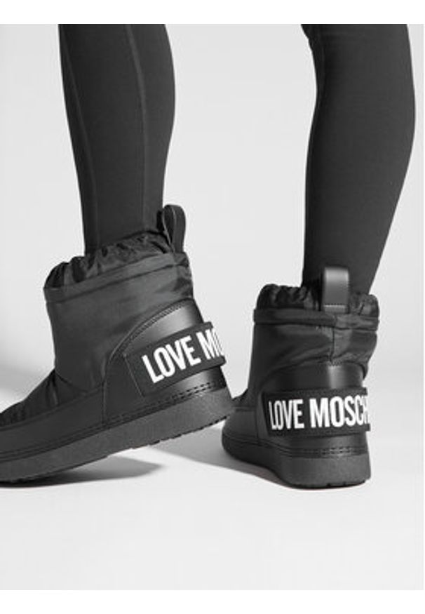 Love Moschino - LOVE MOSCHINO Śniegowce JA24972G0HEB0000 Czarny. Kolor: czarny. Materiał: materiał