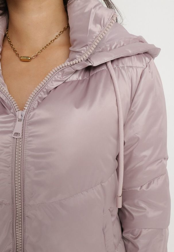 Born2be - Różowa Pikowana Kurtka z Kapturem i Ściągaczem w Talii Atirim. Typ kołnierza: kaptur. Kolor: różowy. Styl: elegancki