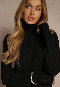 Renee - Czarna Sukienka Sweterkowa z Golfem Wełną Bawełną i Ozdobnym Splotem Reilenea. Okazja: na imprezę. Typ kołnierza: golf. Kolor: czarny. Materiał: wełna, bawełna. Wzór: ze splotem. Styl: elegancki #4