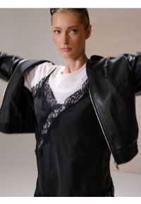 Sinsay - Satynowy top z koronką - czarny. Kolor: czarny. Materiał: satyna, koronka. Wzór: koronka #1