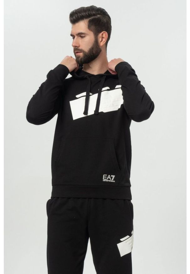 EA7 Emporio Armani - EA7 Czarna męska bluza z dużym białym logo. Typ kołnierza: kaptur. Kolor: czarny