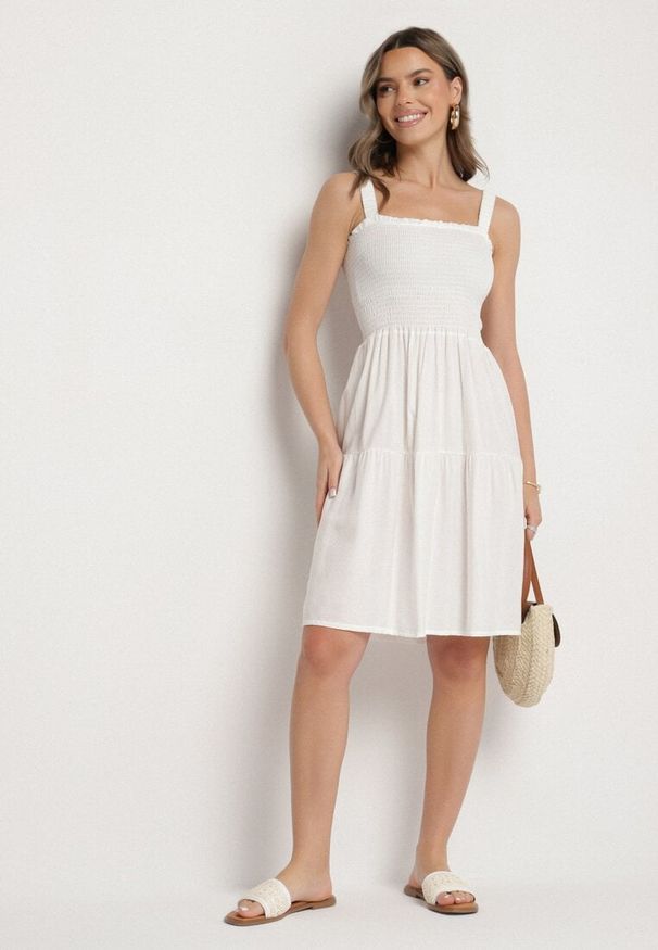 Born2be - Biała Rozkloszowana Sukienka na Ramiączkach z Wiskozy Miravelia. Okazja: na co dzień. Typ kołnierza: dekolt kwadratowy. Kolor: biały. Materiał: wiskoza. Długość rękawa: na ramiączkach. Typ sukienki: proste. Styl: casual